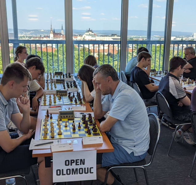 Šachisté z celého světa v Olomouci. Dnes simultánka na náměstí