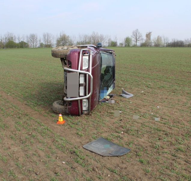 Řidič zůstal zaklíněný v autě