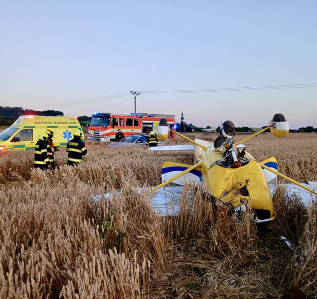 U Nového Malína spadlo malé letadlo, piloti přežili