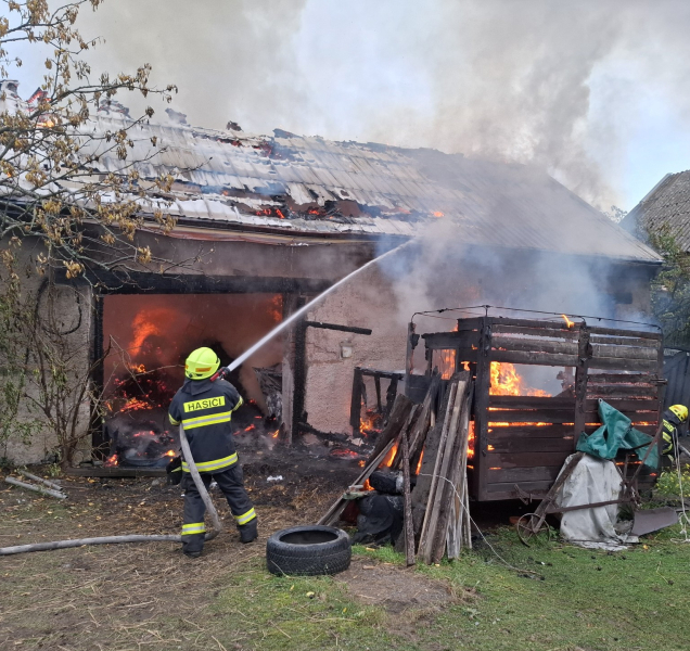 Oheň v Dolanech zničil hospodářské stavení