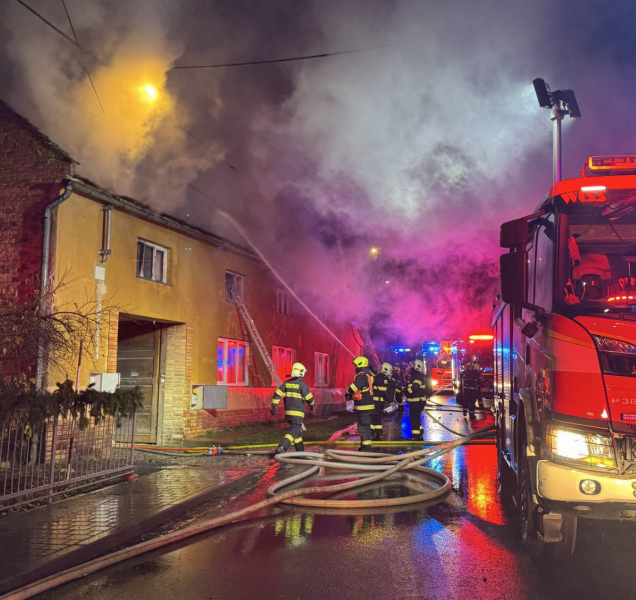 Noční požár zničil celou střechu