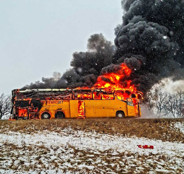 Hořící autobus zastavil dopravu na D46!