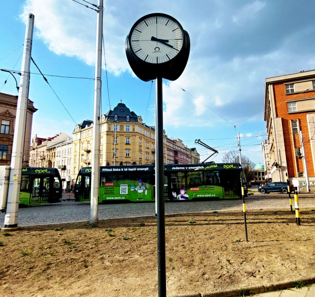 Hodiny opět měří čas na náměstí Hrdinů