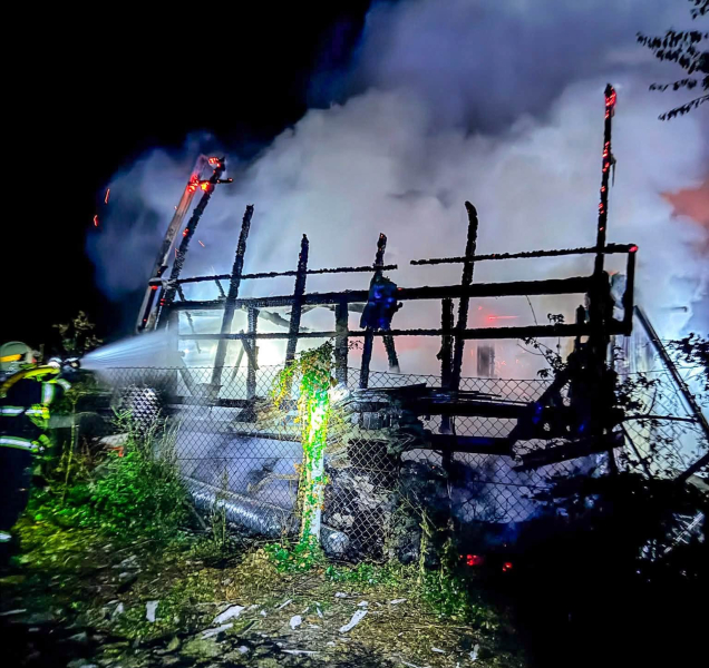 Tragický požár: v hořící kůlně našli mrtvého člověka