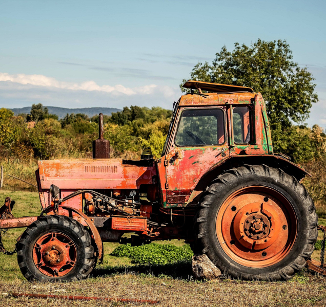 V Dluhonicích se převrátil traktor s vlečkou