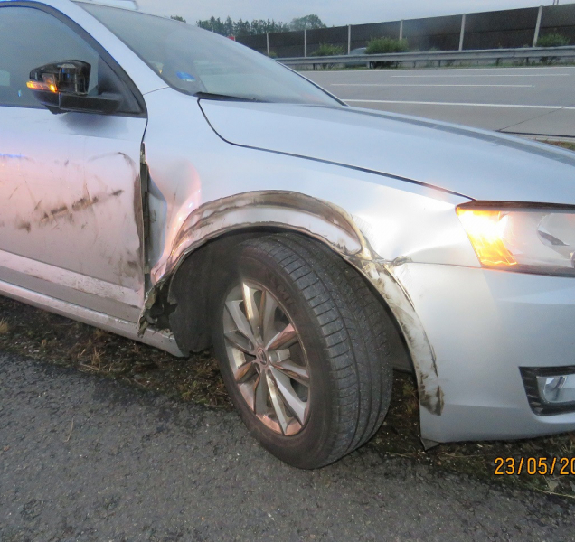 Tahač to na dálnici u Hranic opřel o auto