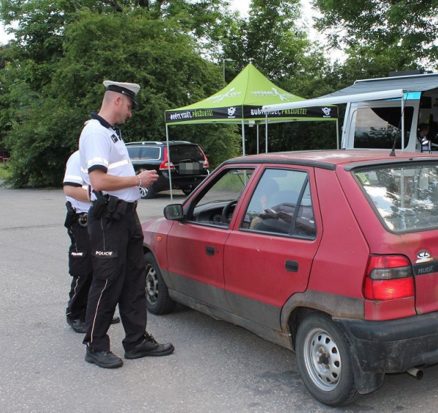 Policisté kontrolovali technický stav aut