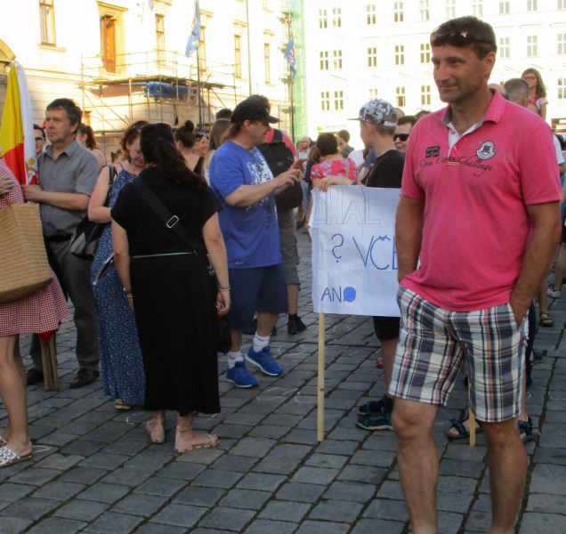 Demonstrace proti Babišovi: Lidé si podávali ruce