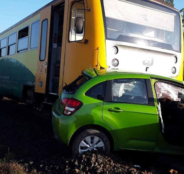 Hrůza v Bystřici: Vlak táhl auto 150 metrů!