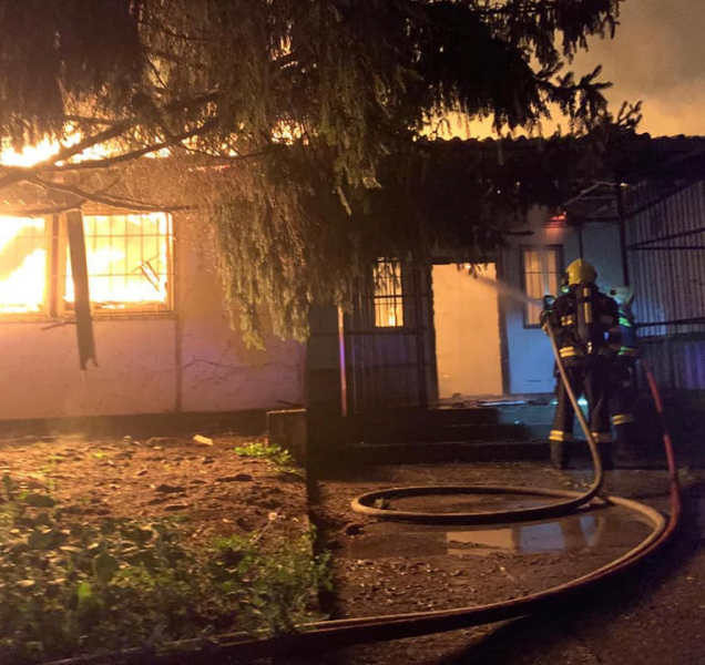 Na Černé cestě shořela ráno budova vedle ubytovny