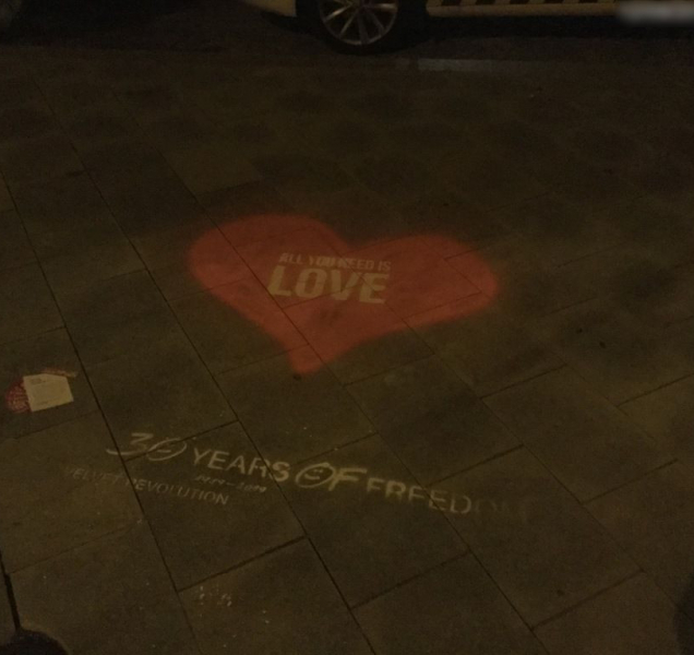 Umělce s křídovým sprejem chytili přímo při činu