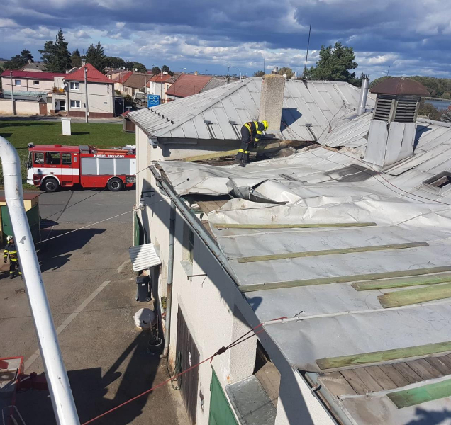 Silný vítr v kraji během včerejška trhal střechy