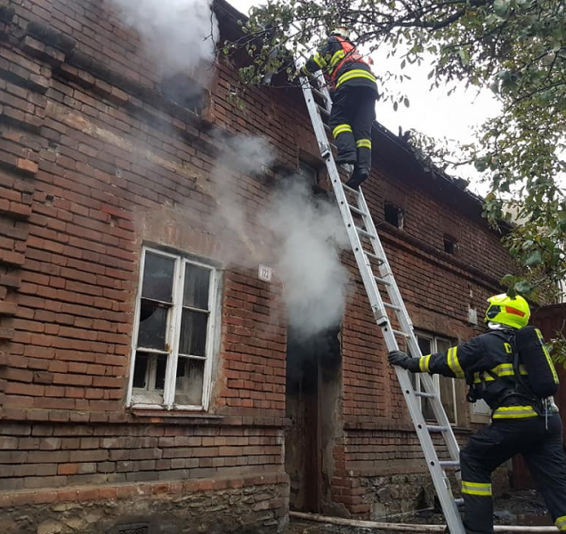 V Brodku u Přerova ve čtvrtek odpoledne hořel rodinný dům