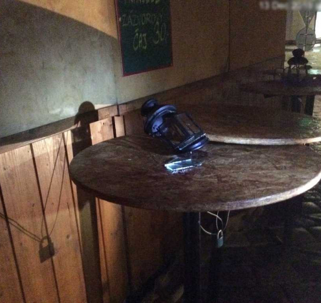 Strážníci v noci řešili ukradenou lampu a dívku se samolepkami