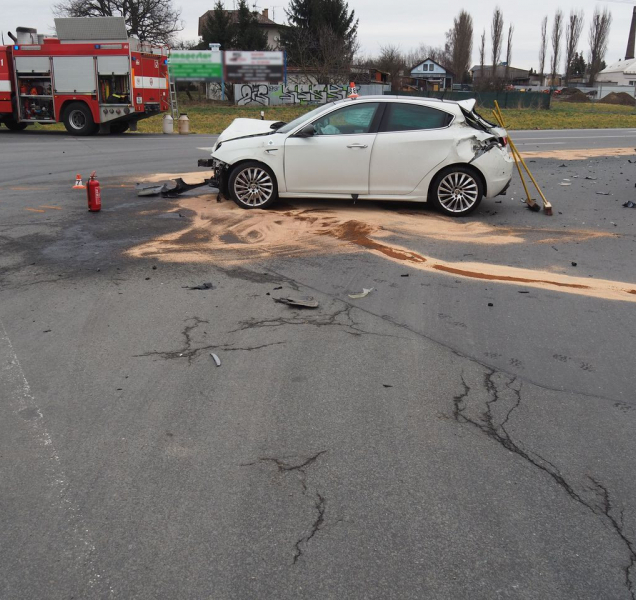 U Mohelnice boural kamion s osobním autem