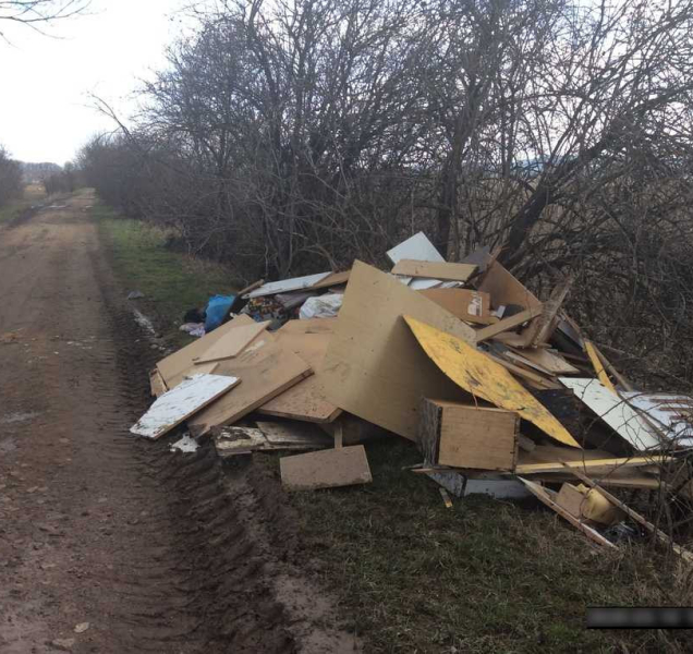 Neznámý pachatel založil černou skládku za Hamerským náhonem