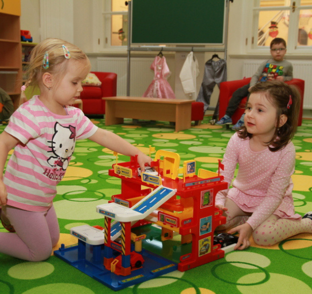 Krizový štáb chce zrušit poplatky za družiny, školky a jesle