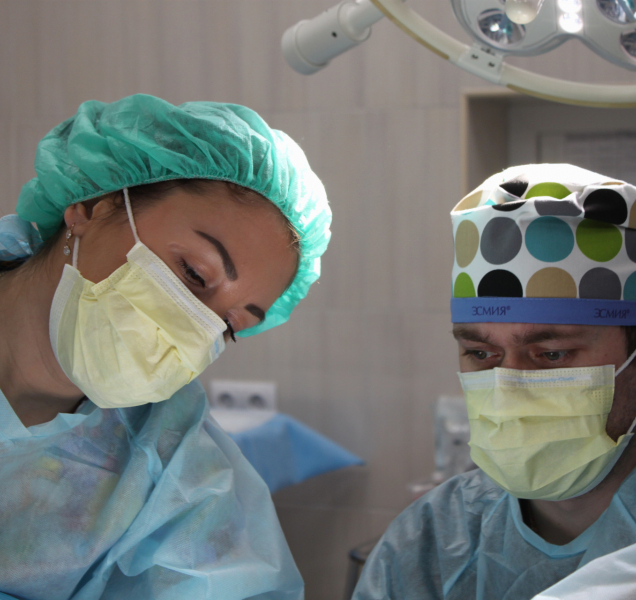 Ministerstvo vydalo doporučení k nošení respirátorů a roušek