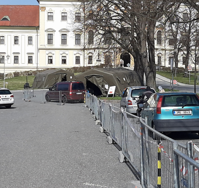 Ředitel vojenské nemocnice: Testování je teď velmi intenzivní