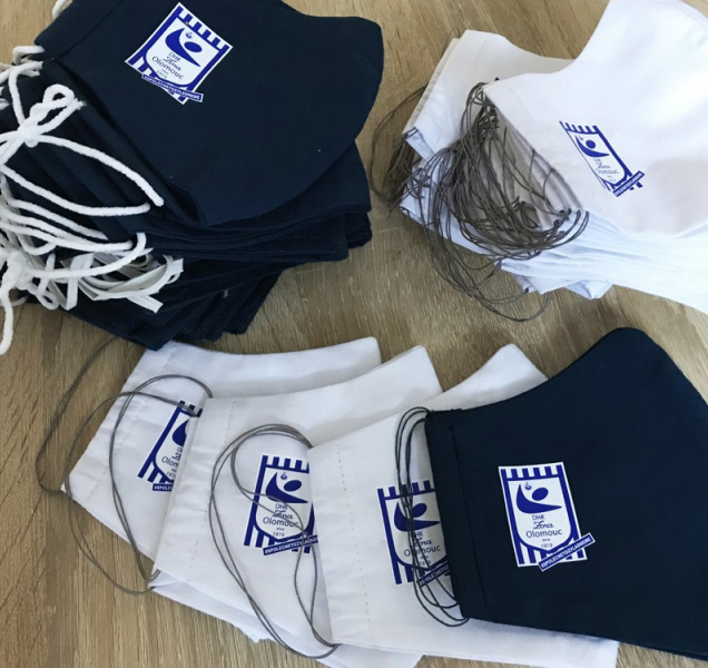 Házenkářky dodaly roušky charitě