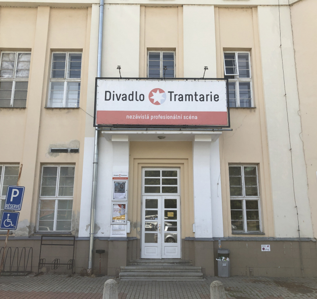 Divadla se přesouvají na internet