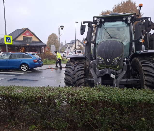 Osobní auto se srazilo s traktorem