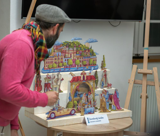 Šternberk představil vlastní vystřihovací betlém