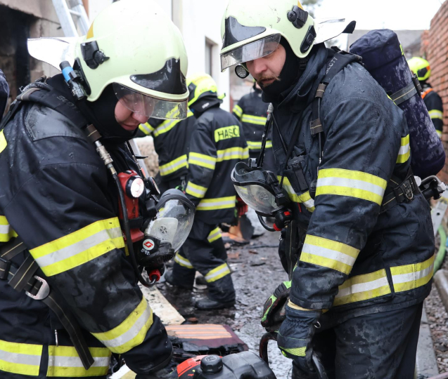 V hořícím domě zemřel člověk, zasahovalo šest jednotek hasičů