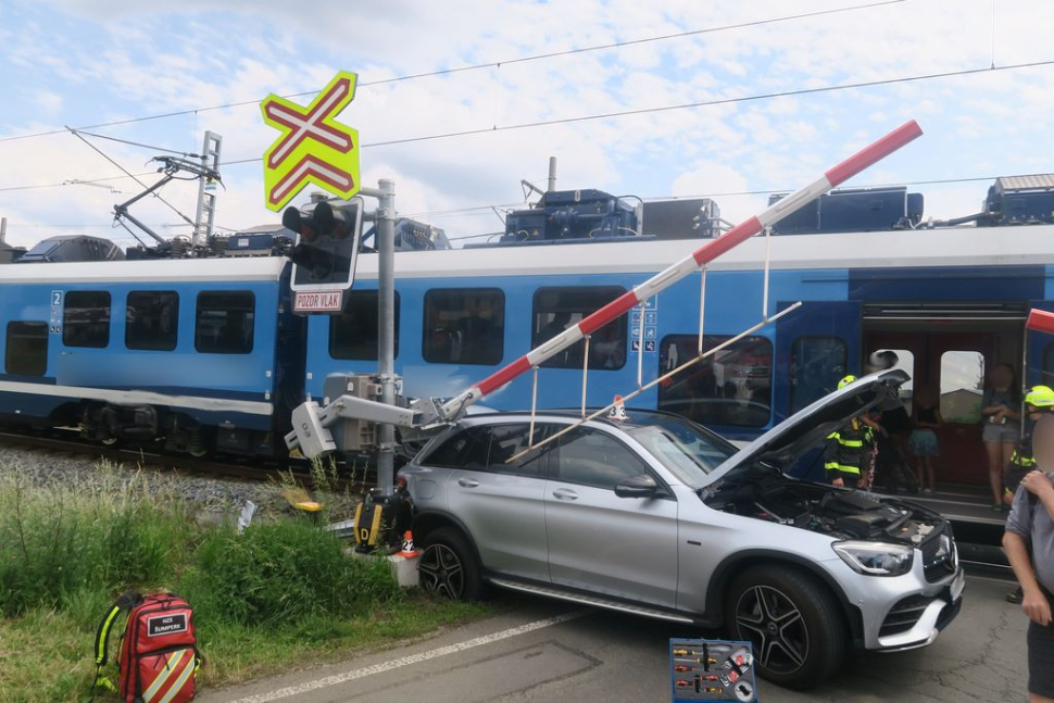 Vlak narazil v Šumperku do osobního vozu