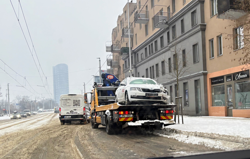 Zasněžené chodníky i silnice komplikují život