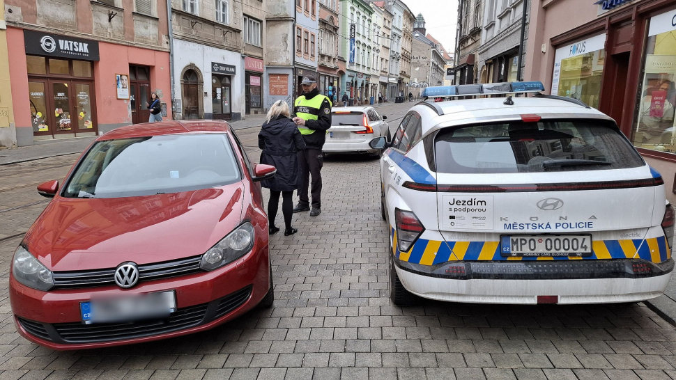 Strážníci zaostřili na Denisovu ulici